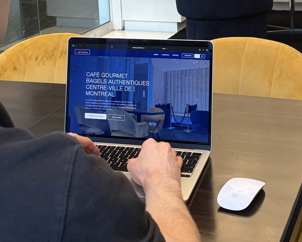 caffelounge1188.com ouvert sur un portable, au café